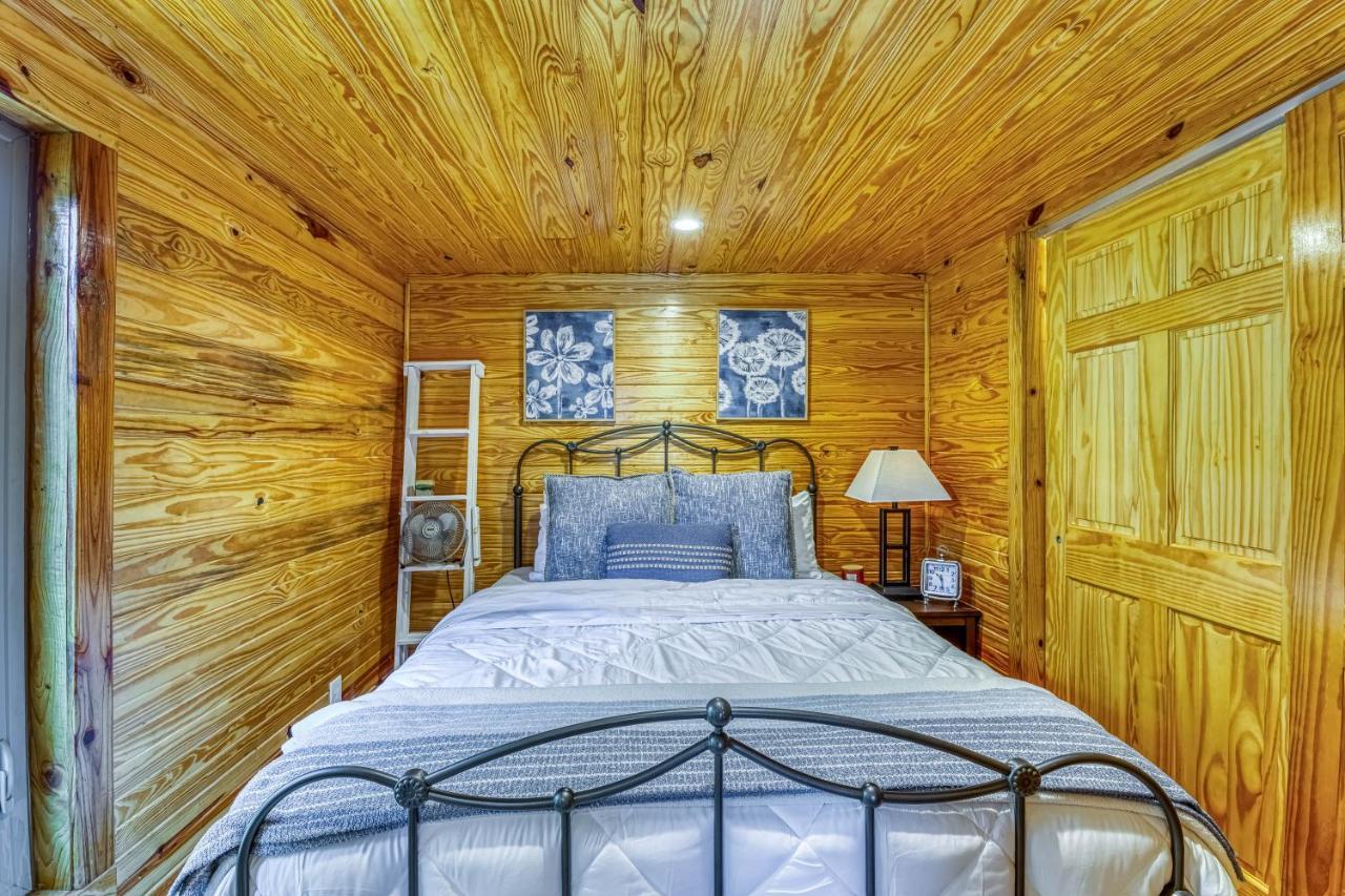 The Gemini-A Dreamy, Waterfront Tiny Cabin Rogersville エクステリア 写真